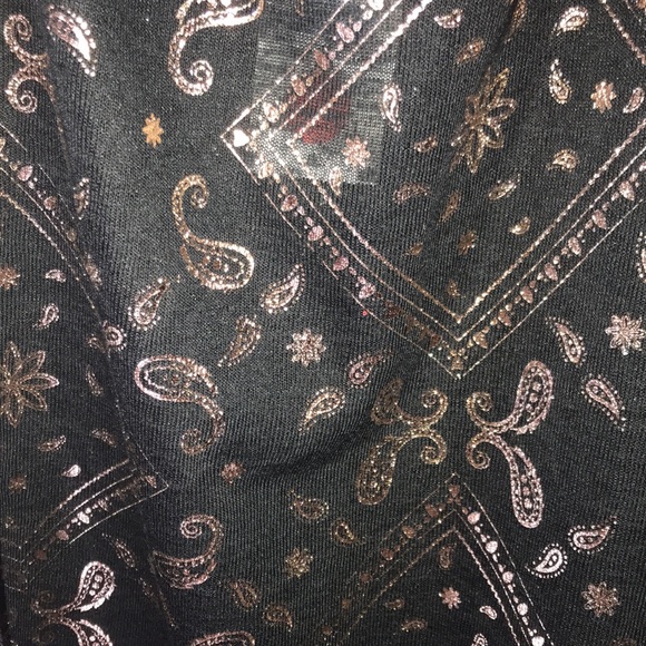Black and Gold Chain bandana pattern top - Picture 2 of 3